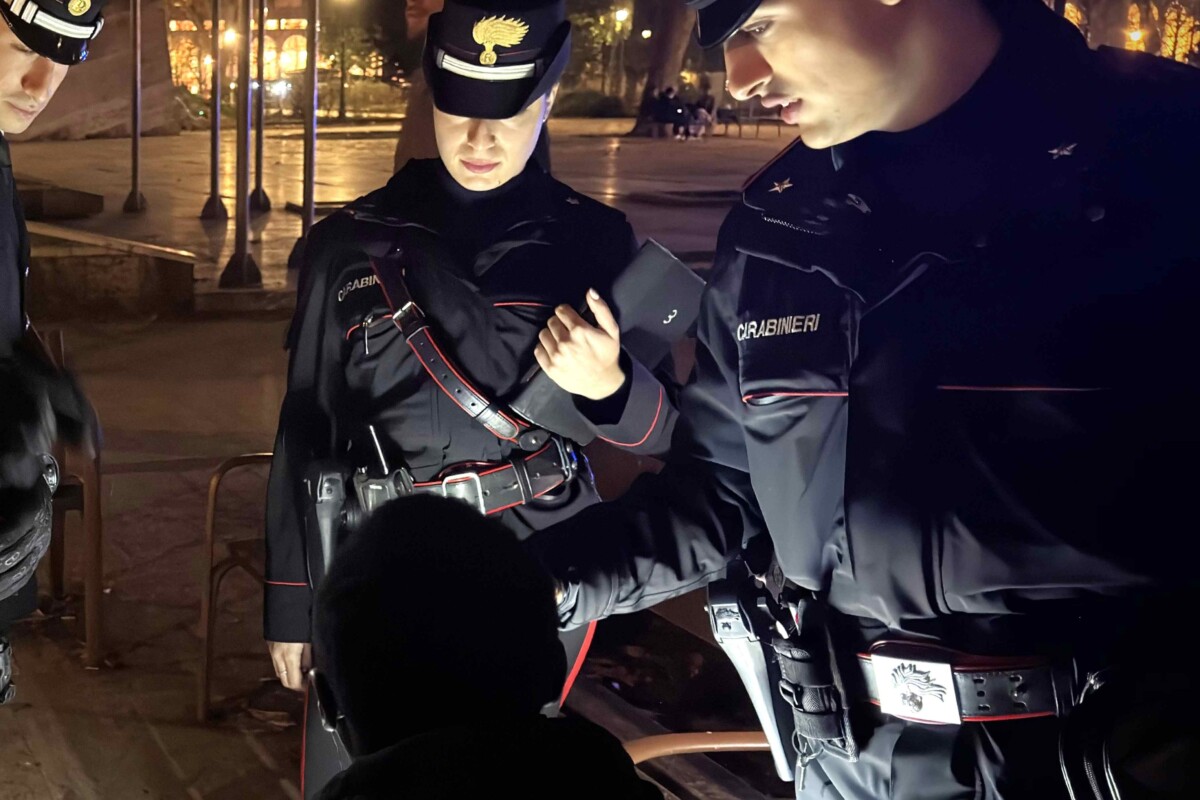 PIAZZA DANTE notte L'intervento dei Carabinieri