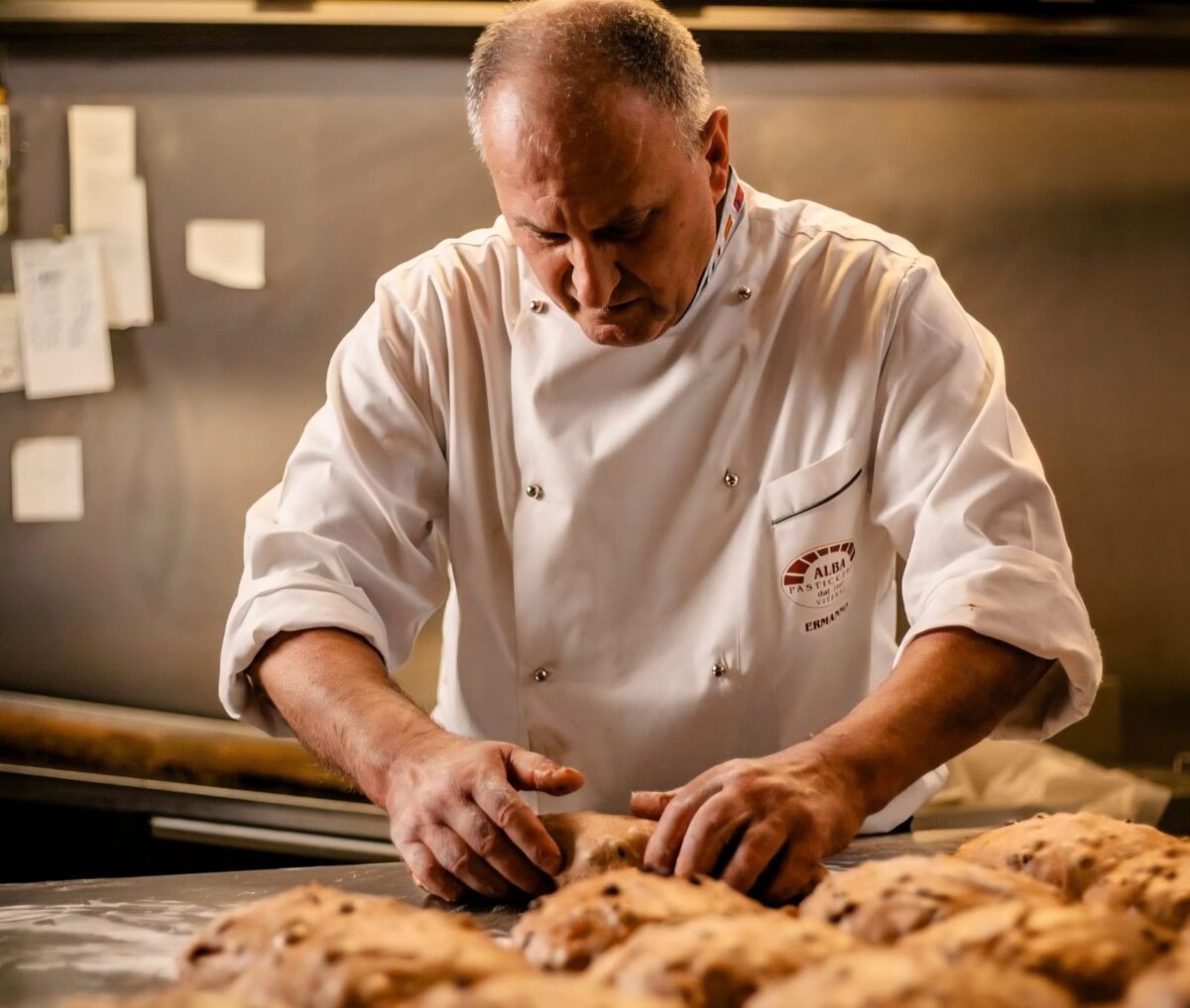 Pasticceria Alba – La preparazione della Colombrilla Pasticceria Alba - La preparazione della Colombrilla