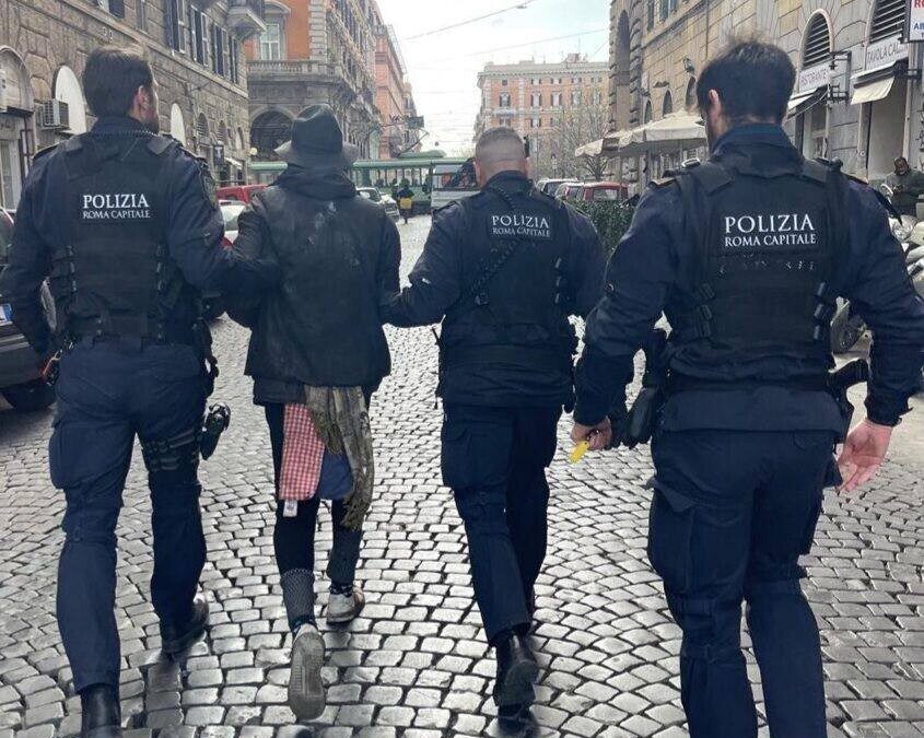 Infastidiva i passanti e danneggiava i veicoli: bloccato e denunciato da Roma Capitale all’Esquilino