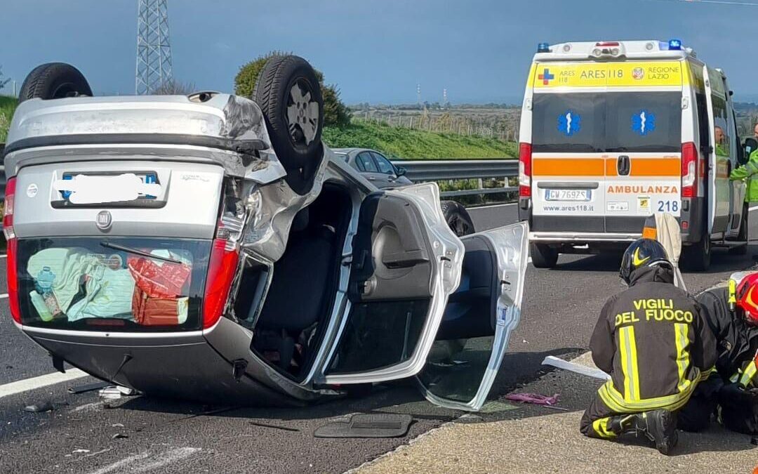 Auto ribaltata sulla A12 al km 62, donna soccorsa dai pompieri