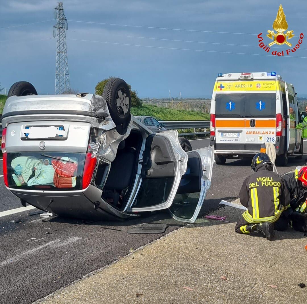 auto ribaltata cappottata km 62 A12 pompieri civitavecchia vvf vigili fuoco ambulanza auto ribaltata cappottata km 62 A12 pompieri civitavecchia vvf vigili fuoco ambulanza