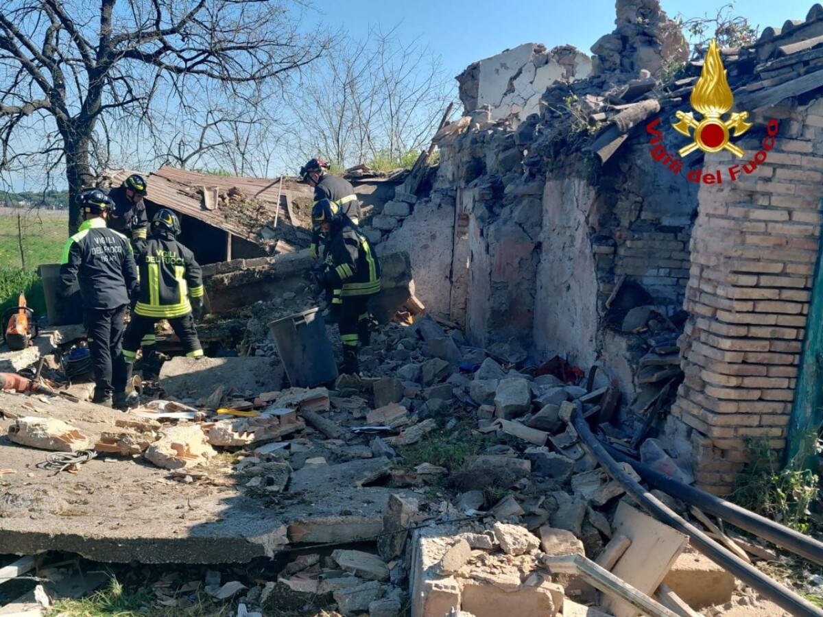 crollo casolare parco acquedotti vvf vigili fuoco pompieri crollo casolare parco acquedotti vvf vigili fuoco pompieri