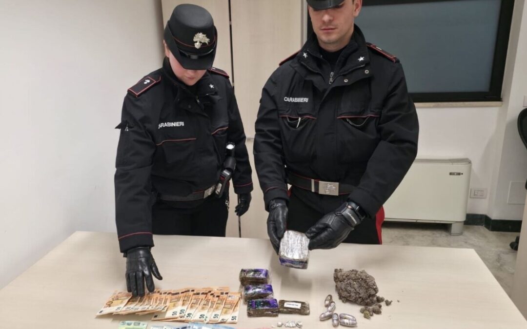 Un kg di droga in auto, preso un pusher a Fiumicino