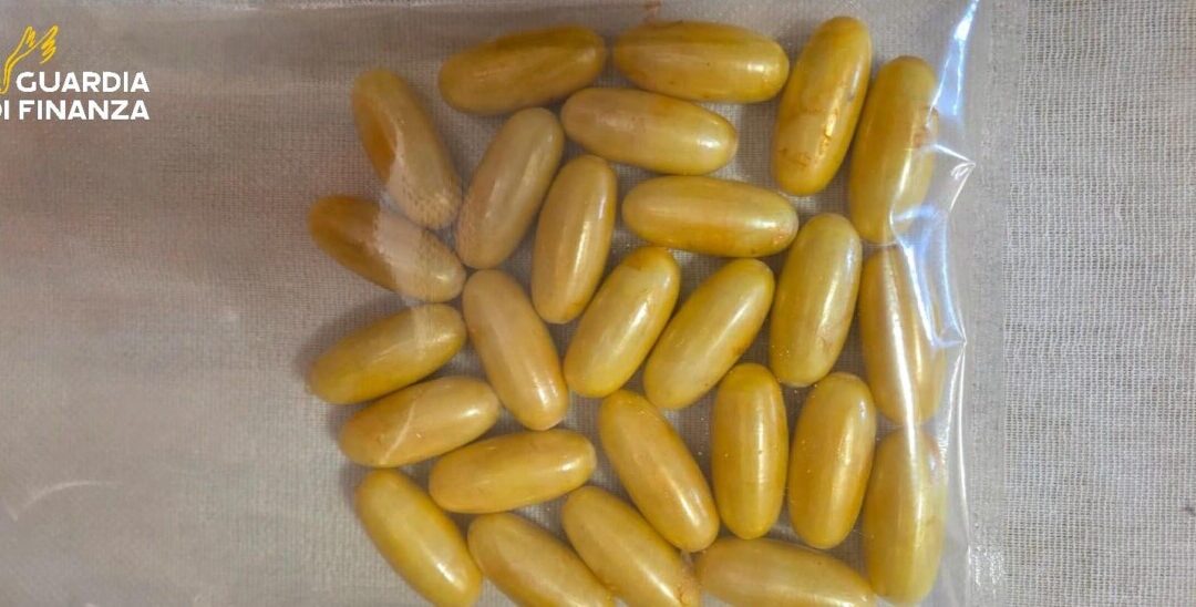 “Ovulatore” gambiano arrestato a Fiumicino con 330 grammi di coca nello stomaco