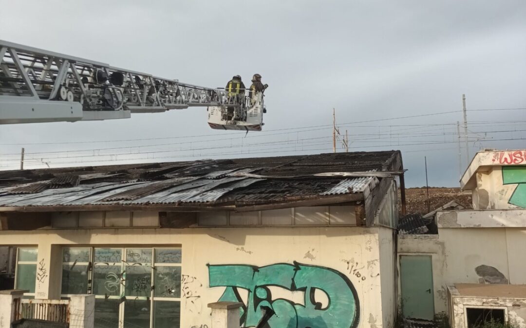Si staccano le lamiere dallo scheletro della piscina di Santa Marinella, intervengono i pompieri