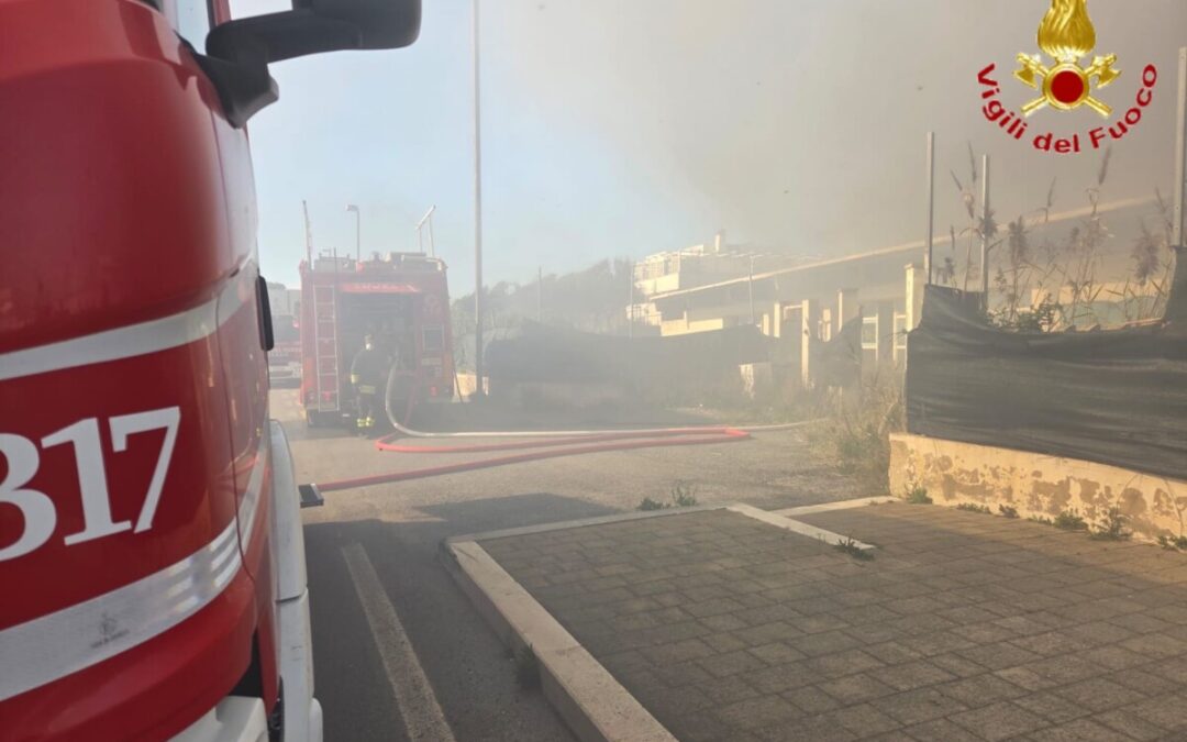 Fiamme nella piscina abbandonata di Santa Marinella