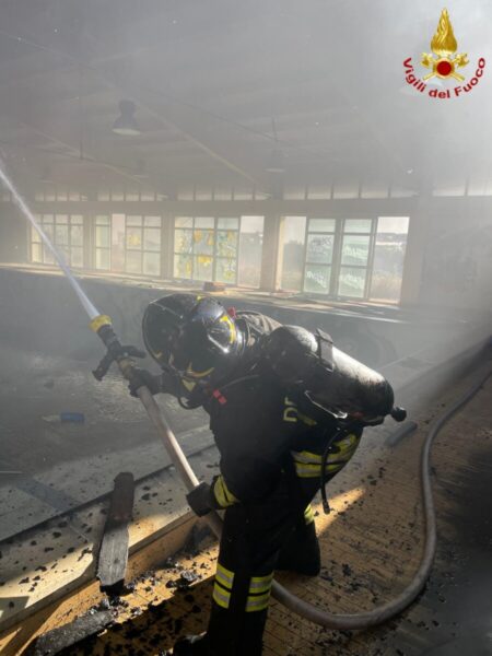 fiamme incendio piscina santa marinella abbandonata 2