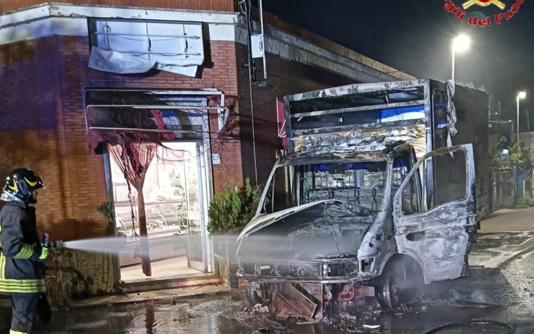Furgone in fiamme a Santa Severa