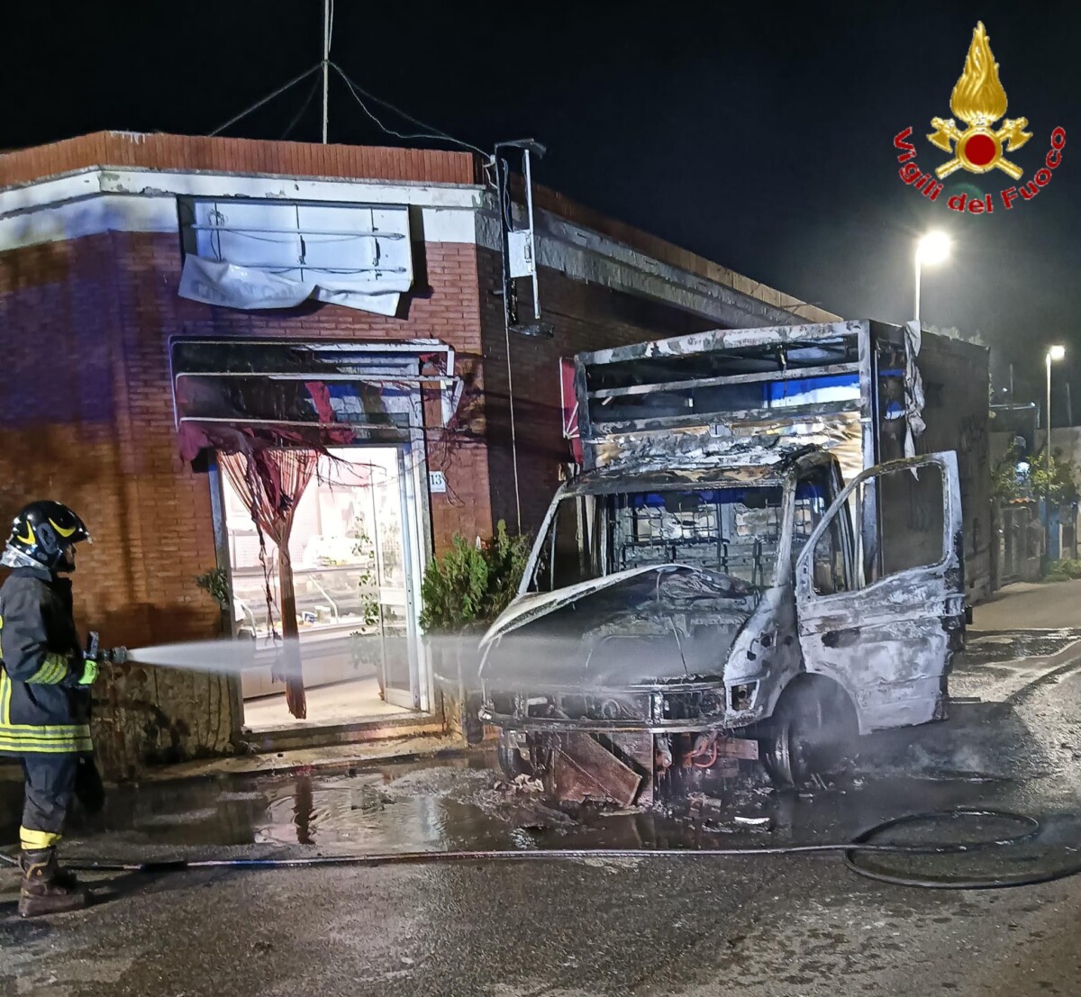 furgone in fiamme santa severa vvf vigili fuoco pompieri