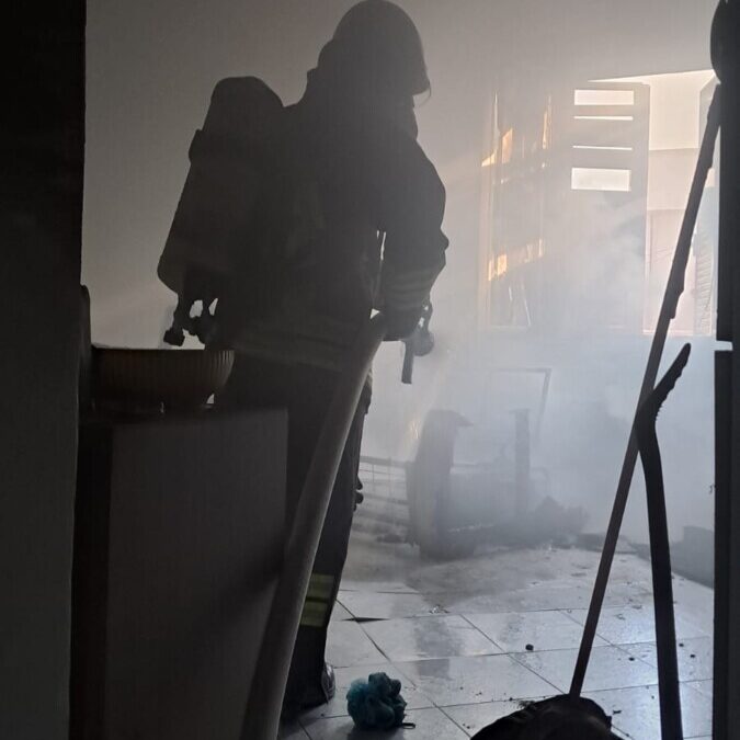 Incendio in via Betti a Civitavecchia, evacuazione temporanea del palazzo