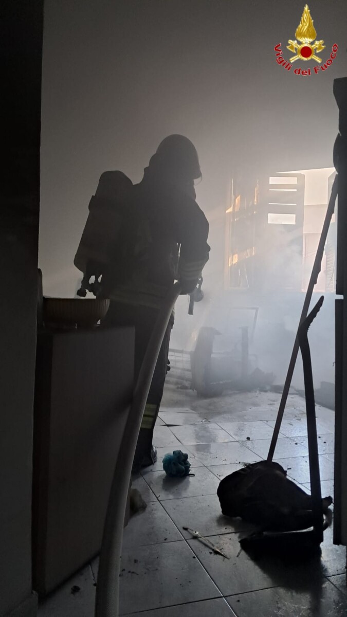 incendio via betti civitavecchia vvf vigili fuoco pompieri