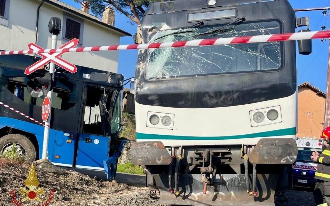 Scontro treno-pullman nel Viterbese, feriti alcuni studenti