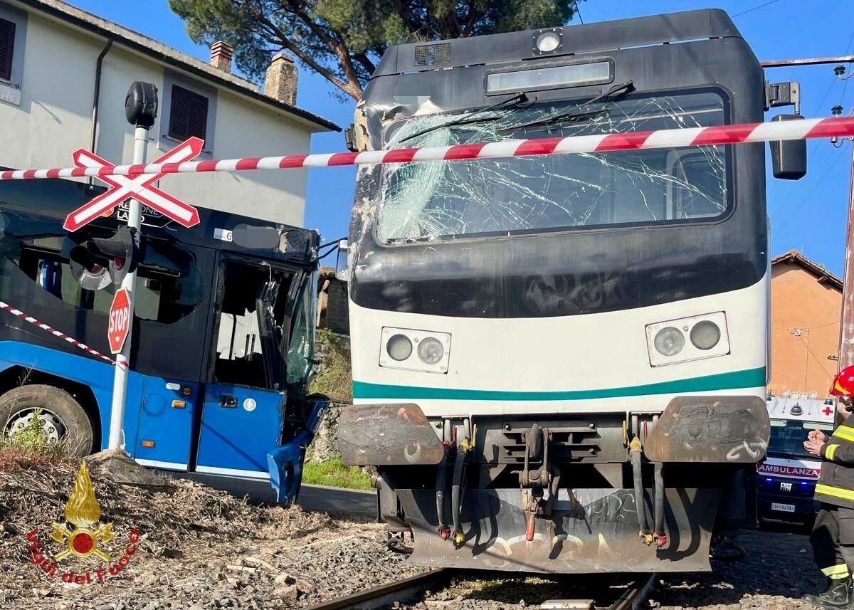 incidente treno bus cotral incidente treno bus cotral