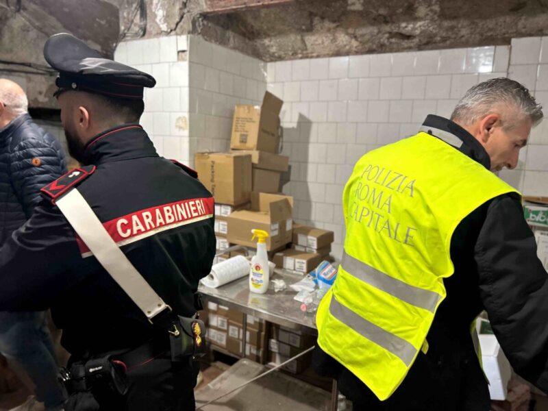 municipale roma capitale controlli dei Carabinieri a Campo de Fiori