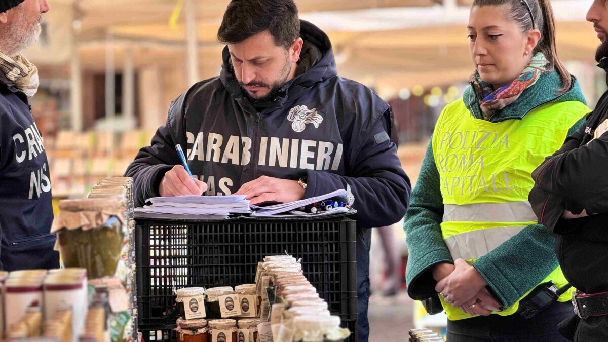 municipale roma capitale controlli dei Carabinieri a Campo de Fiori