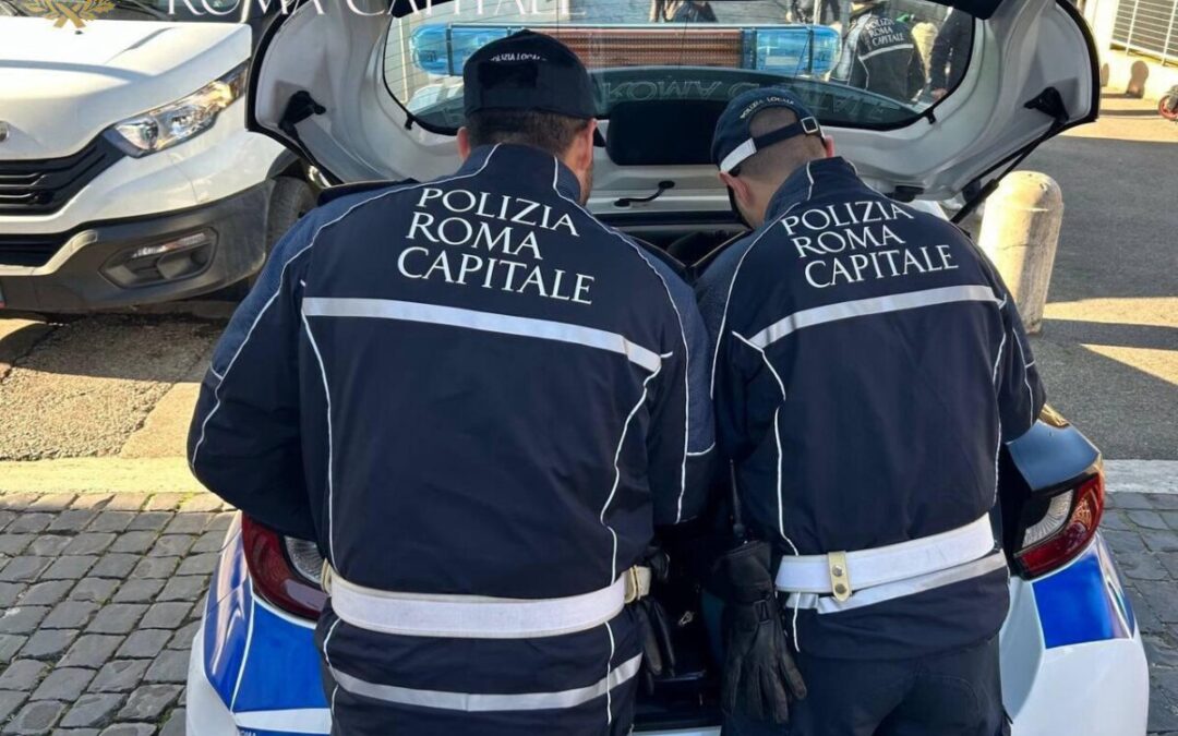 Si scontra con una moto in viale Cipro, fa ferire il centauro e scappa: trovato da Roma Capitale