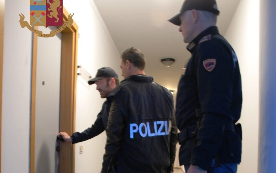 Estorsioni e maltrattamenti sulla madre per acquistare droga, arrestato 27enne a Tor Vergata
