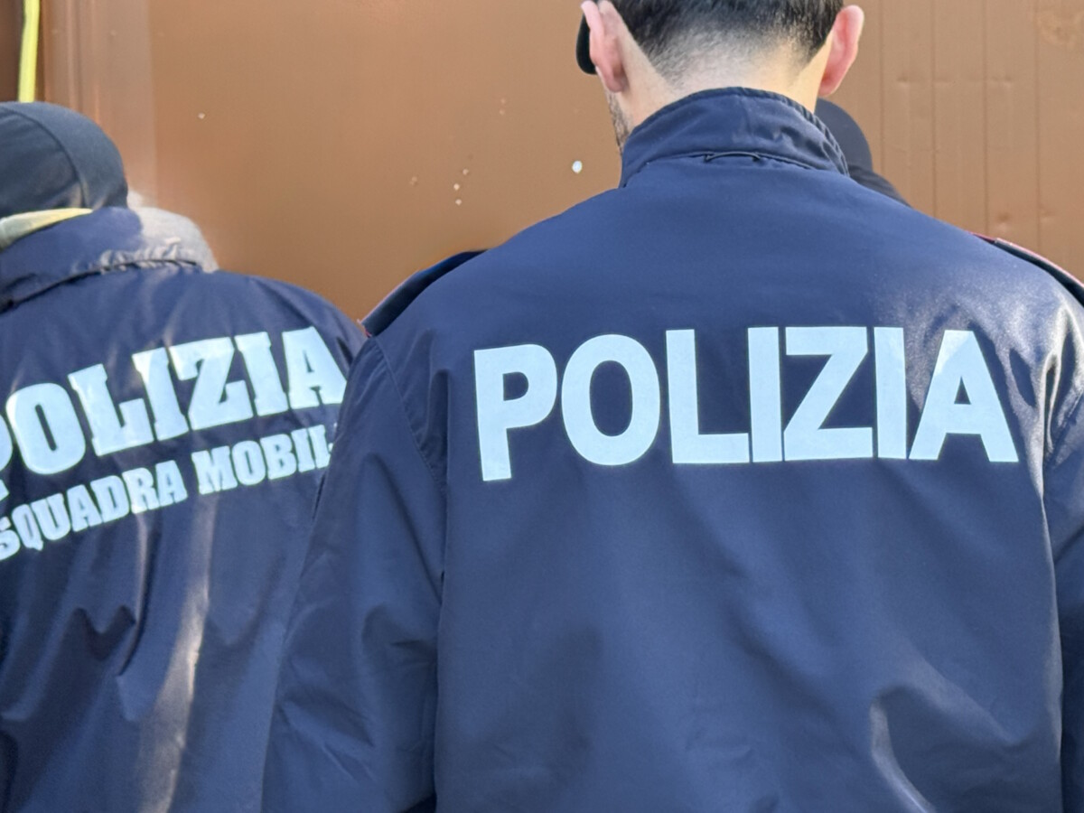 polizia mobile spalle
