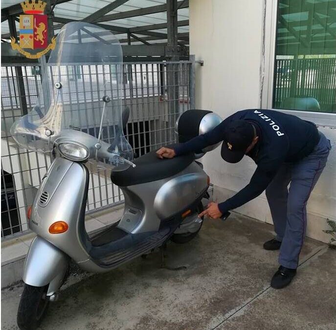 In commissariato a Castro Pretorio con uno scooter rubato e senza patente, arrestato 37enne