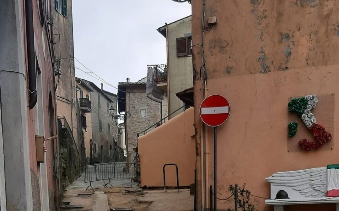 Tolfa, i consiglieri del Pd all’attacco del Comune sulla viabilità in paese: “Disastrata e impercorribile, quasi da trekking”