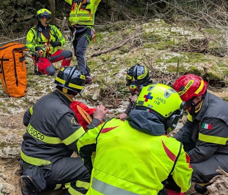Cade e si frattura una gamba, escursionista salvata a Tolfa