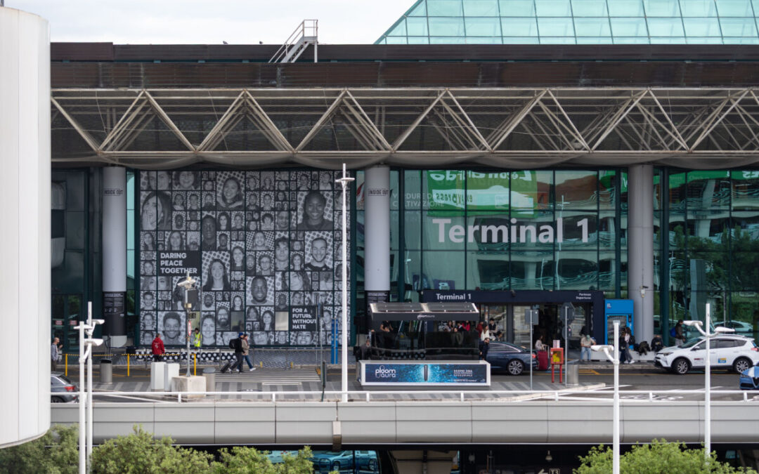 I 108 ritratti per la pace accoglieranno i passeggeri del T1 all’aeroporto di Fiumicino