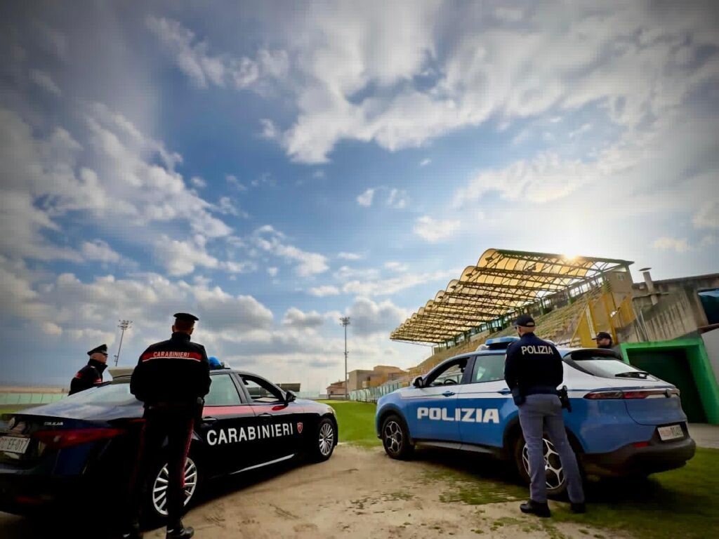 Carabinieri polizia campo calcio