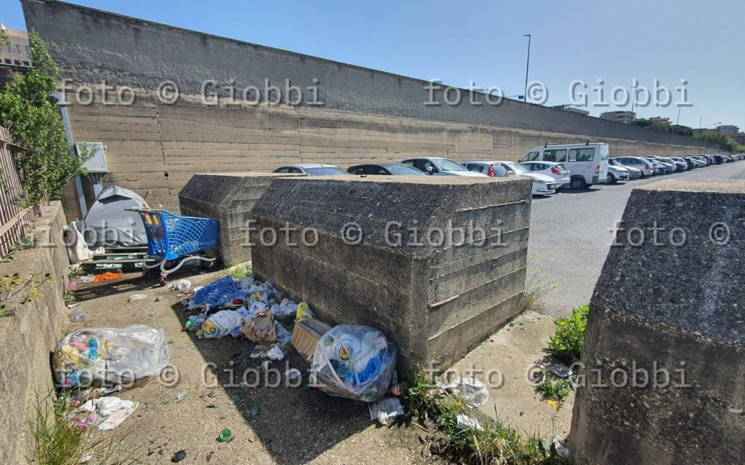 Al “parcheggione” tende da campeggio, immondizia e uno scooter (forse) abbandonato