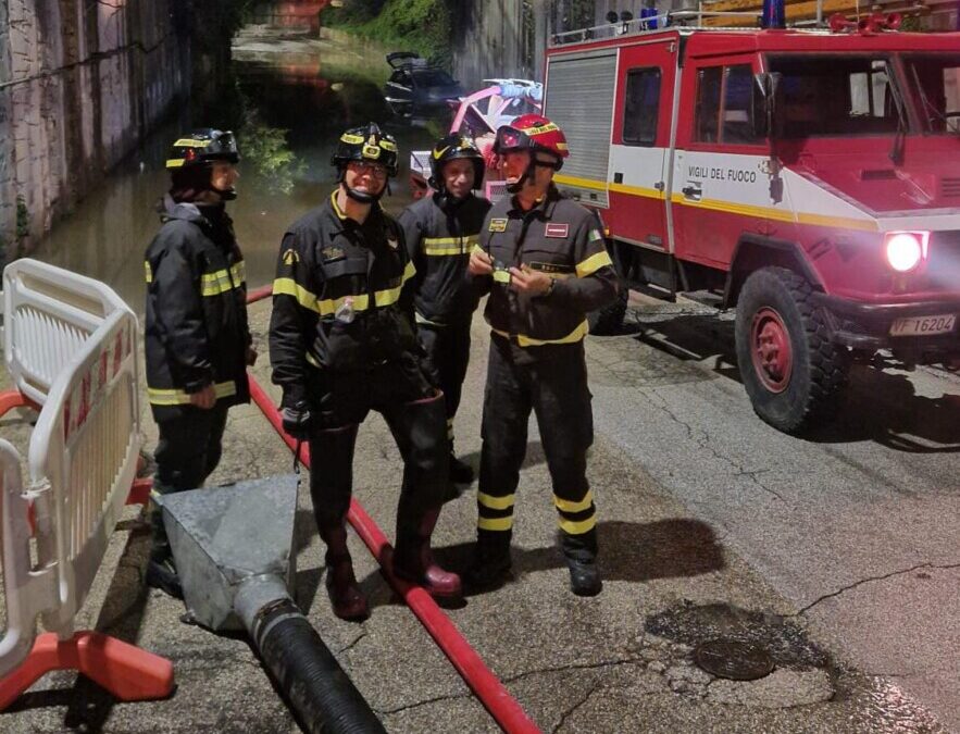Le idrovore dei pompieri di Civitavecchia stanno liberando i sottopassi allagati di Montesilvano