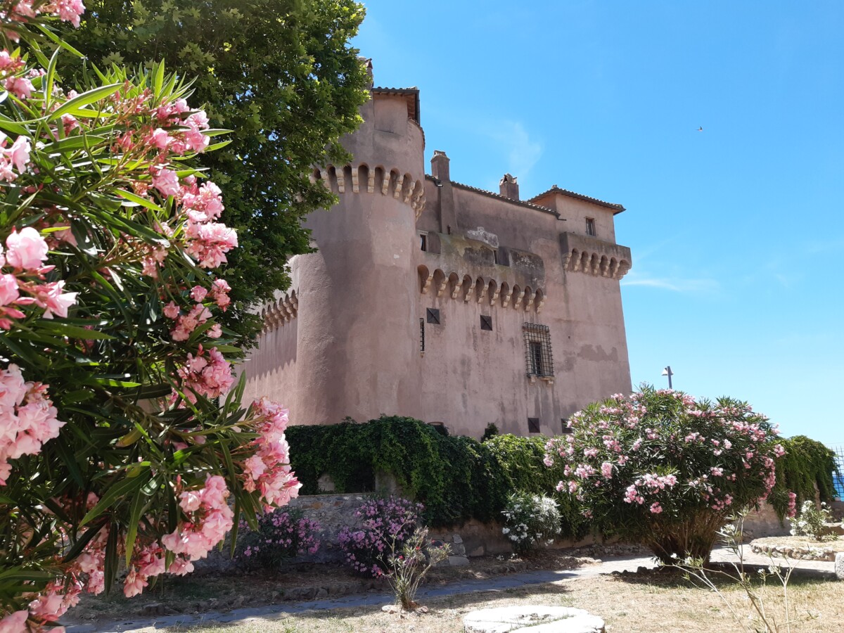 castello santa severa fiori primavera
