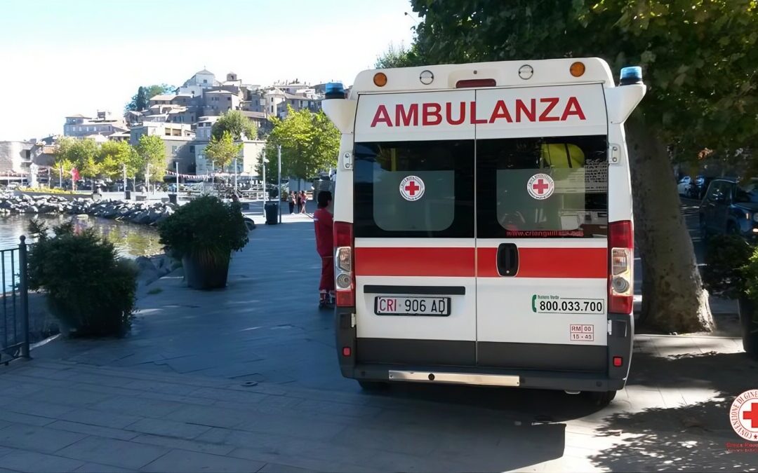 Rischia di annegare a Trevignano, salvata da un militare a pesca