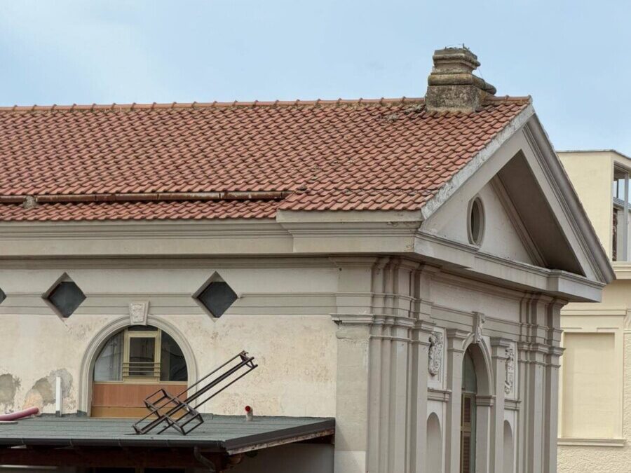 Crolla la croce dalla chiesa dei Salesiani di Civitavecchia