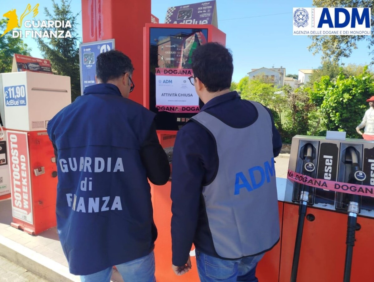 distributore carburante pompa benzina finanza dogane