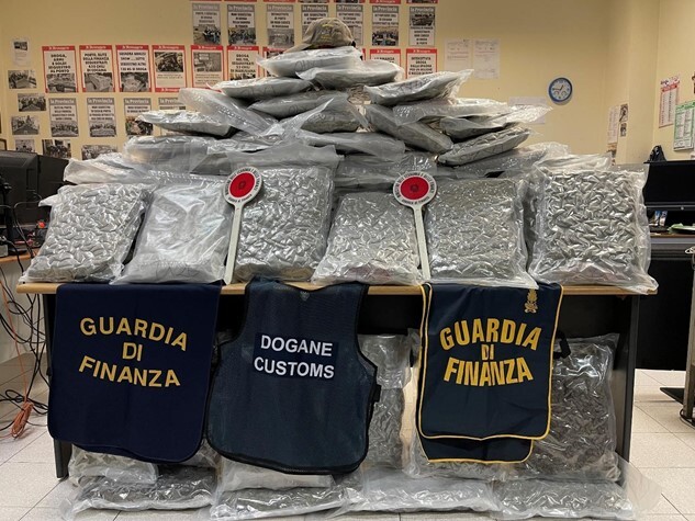 Tir con 79 kg di marijuana intercettato a Civitavecchia