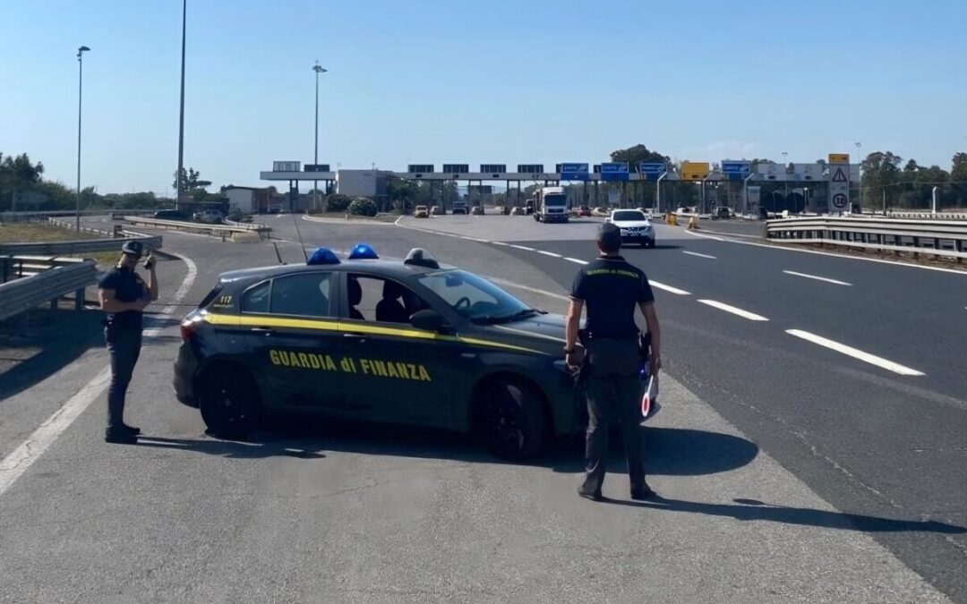 Sulla A12 con la droga scappa al controllo, preso dalla Finanza di Civitavecchia