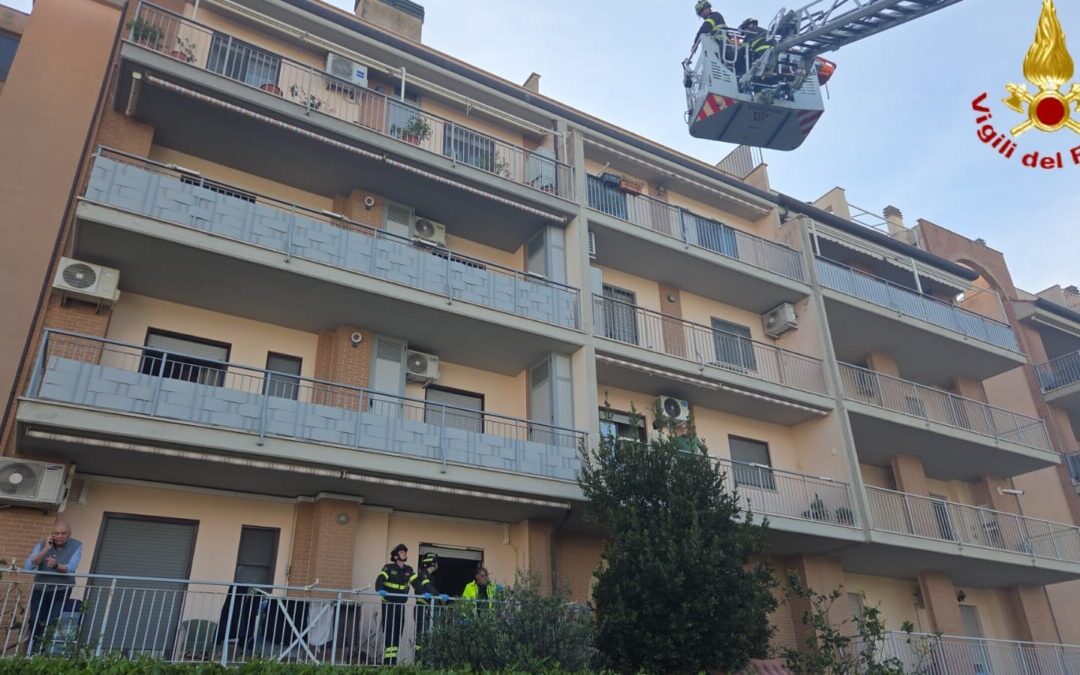 Cade in casa, donna soccorsa dall’autoscala dei pompieri a Civitavecchia