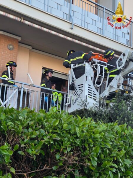 padri dominicani vvf vigili fuoco pompieri civitavecchia autoscala cestello ambulanza soccorsi