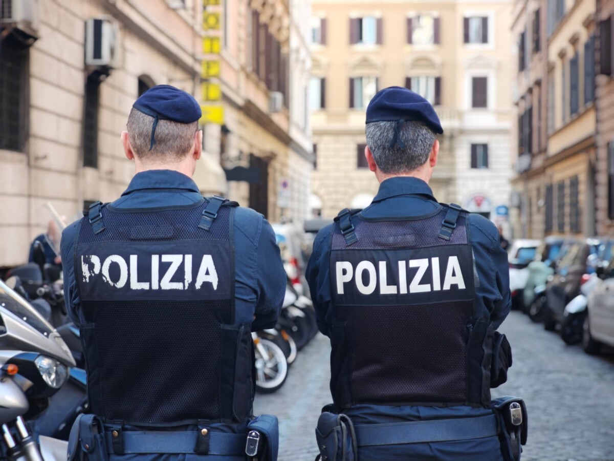 polizia sgombero spalle