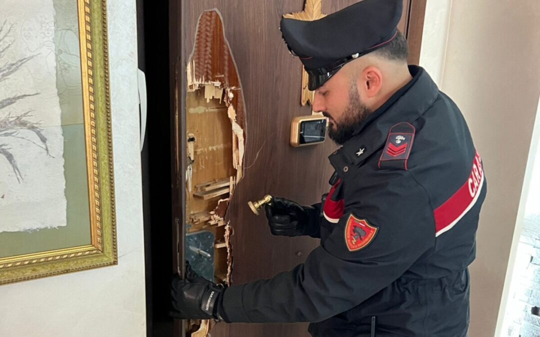 Abbatte la porta della ex moglie con i 4 figli dentro, 49enne arrestato a Cinecittà