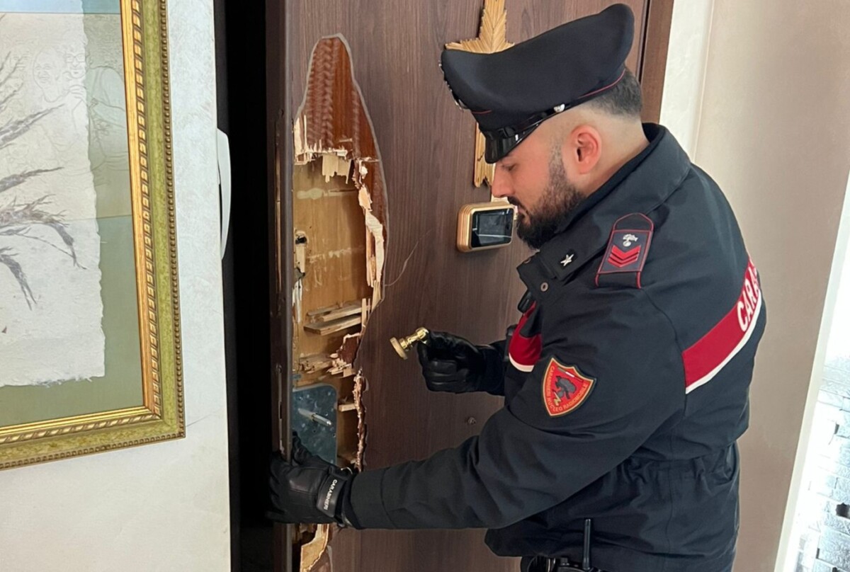 porta abbattuta Carabinieri