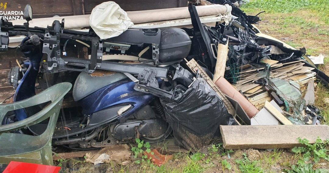 Rottami di auto e scooter abbandonati a Ostia scoperti dal Roan di Civitavecchia