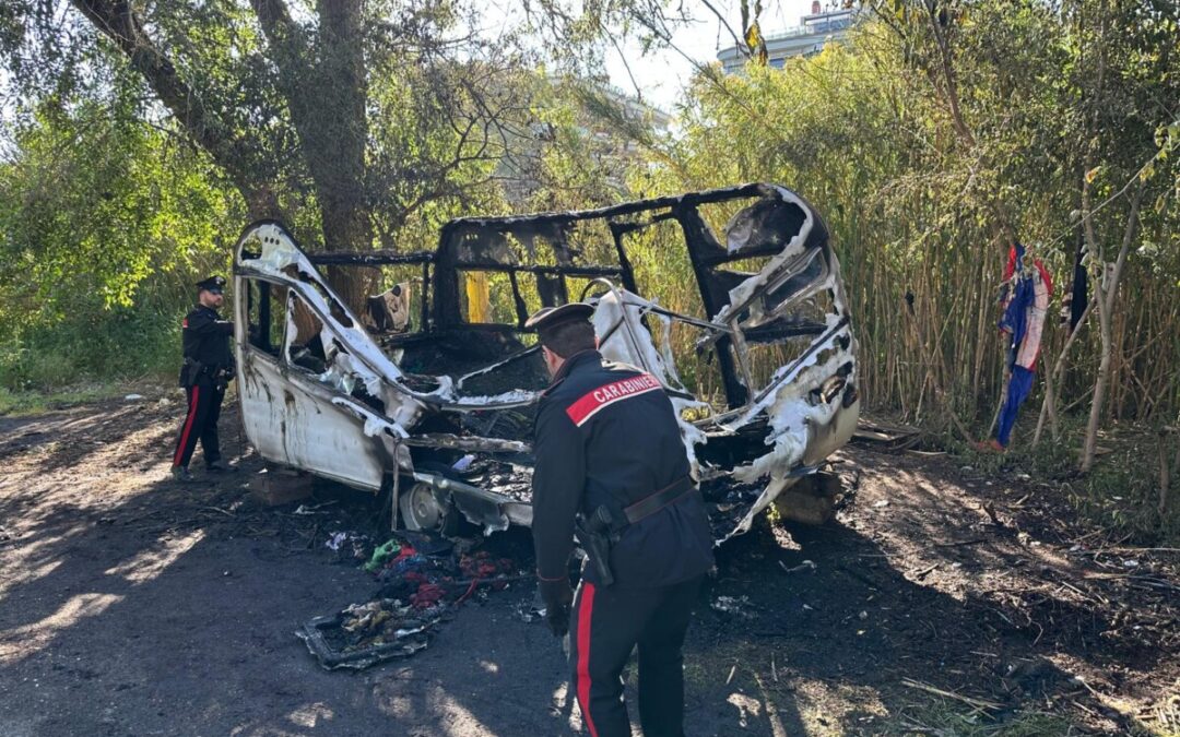 Fiamme in una roulotte al Torrino, 62enne ustionato gravemente