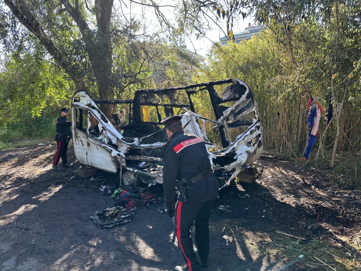 roulotte bruciata fiamme carabinieri (1)
