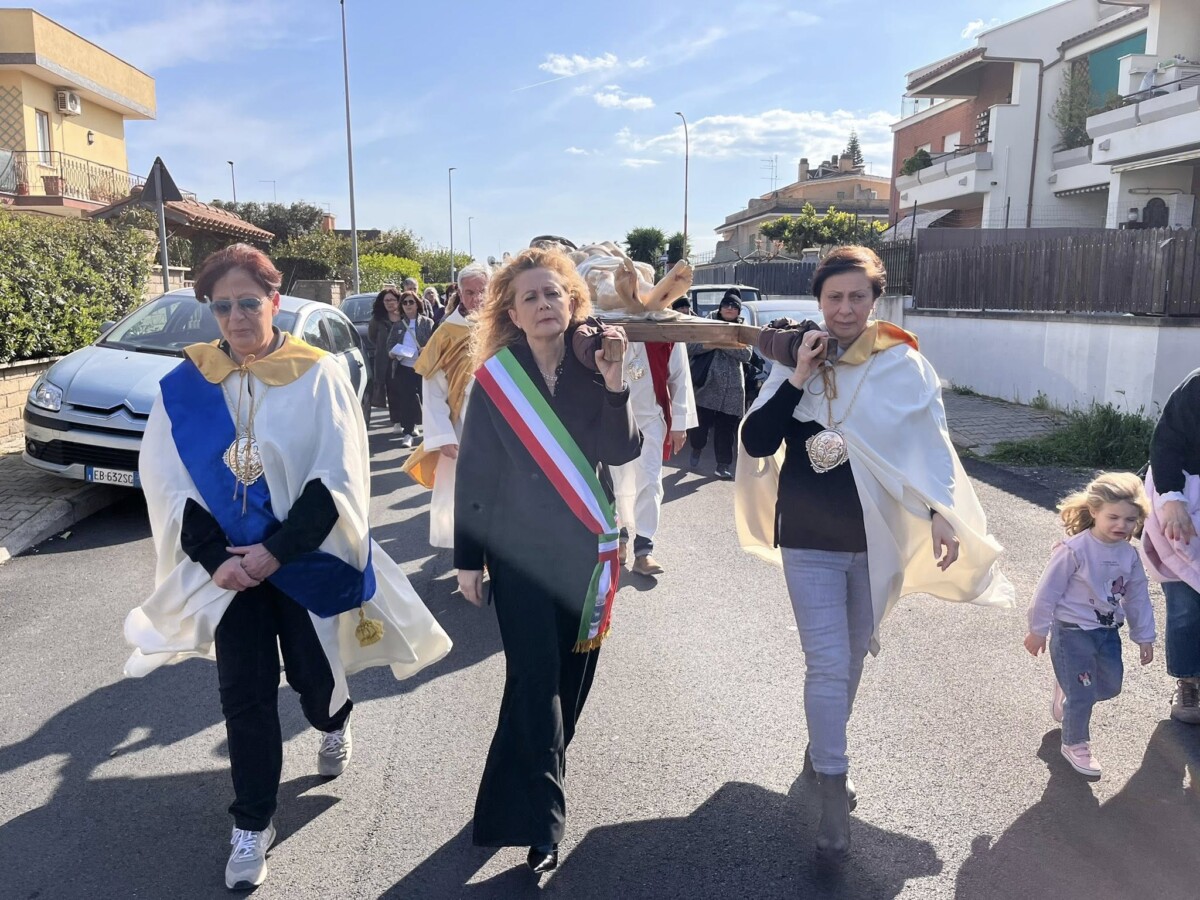 sindaca gubetti porta croce processione cerveteri