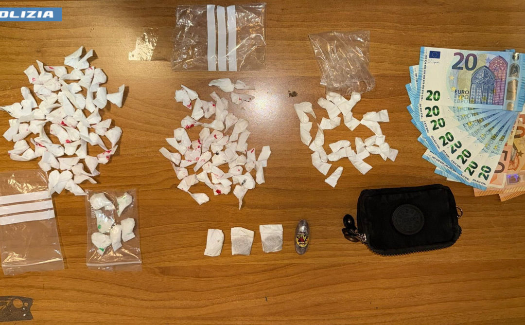 Droga ordinata via chat, arresti della Polizia nella Capitale e sul Litorale