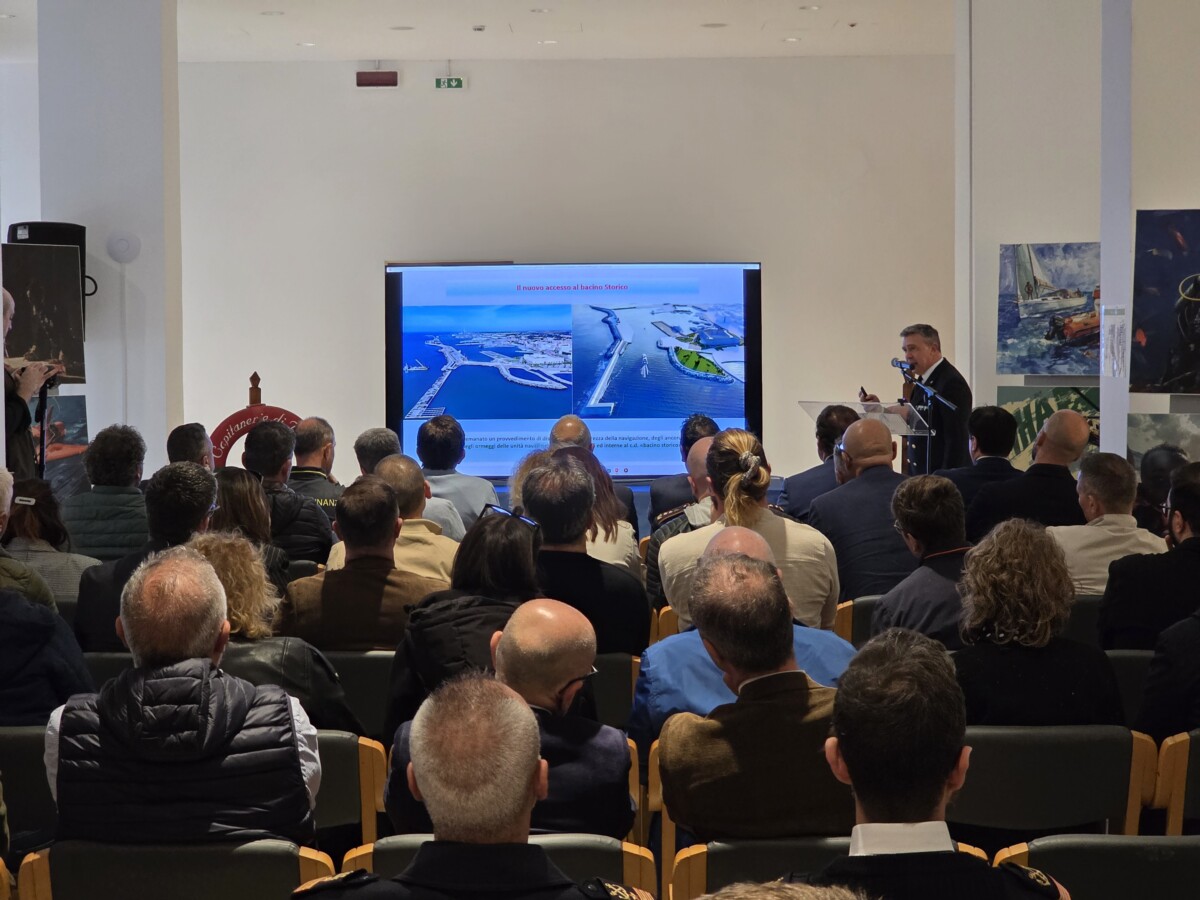 traffici porto civitavecchia