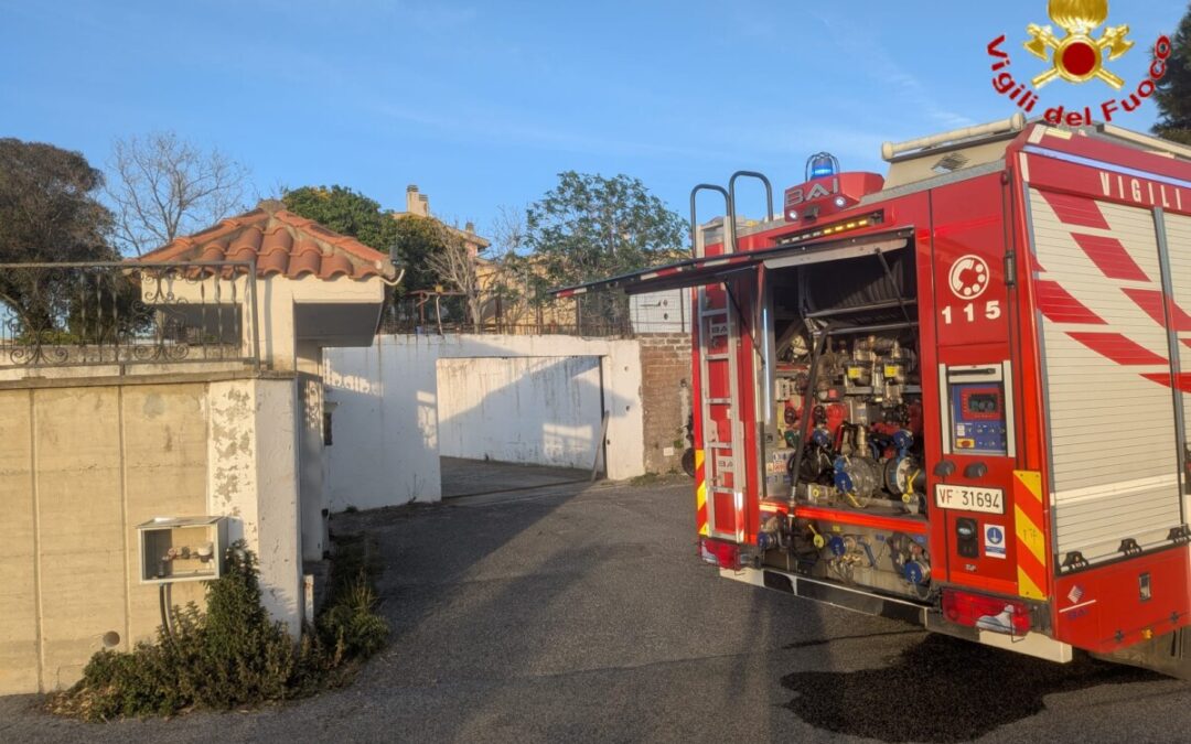 Casa in fiamme, salvata una donna alle Molacce di Civitavecchia