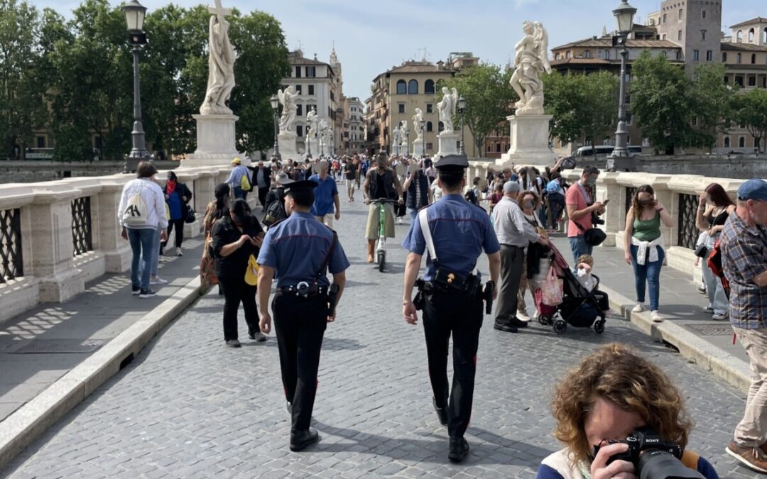 Tenta di staccare un frammento dalle Case Romane del Celio, denunciato un prete americano