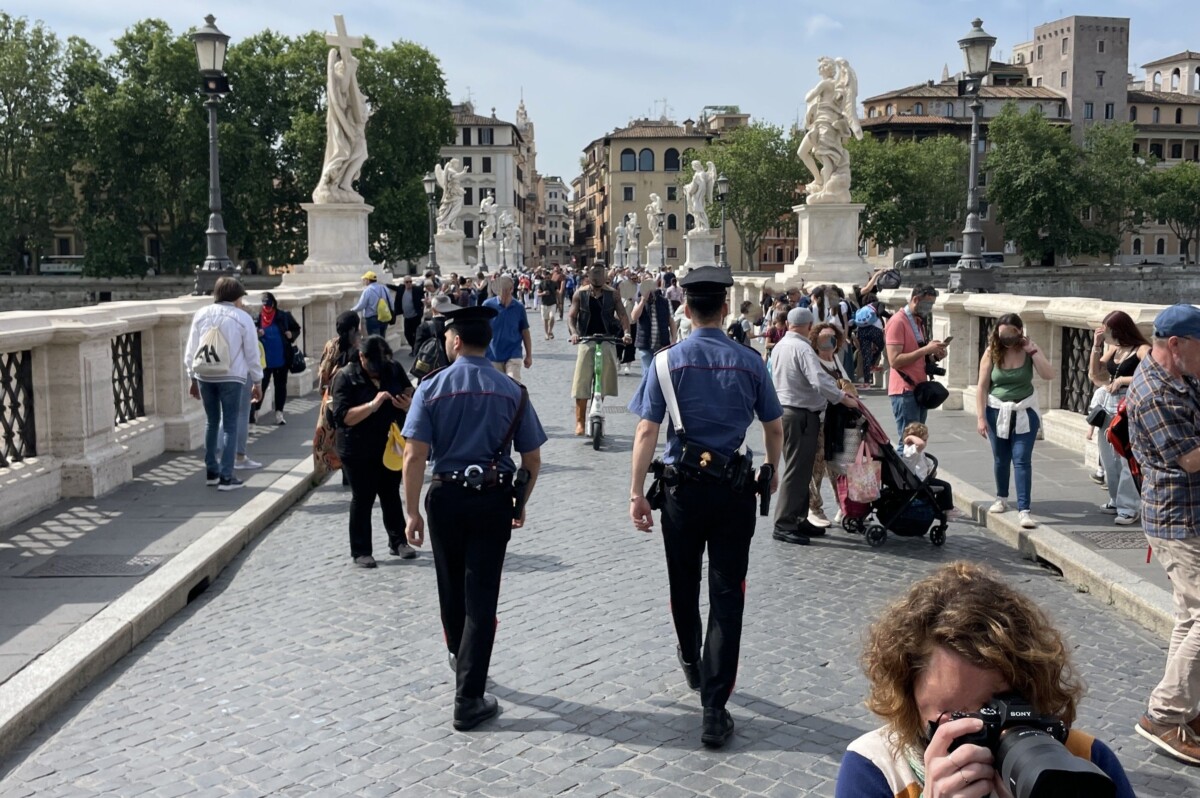 CENTRO – L’intervento dei Carabinieri su ponte Sant’Angelo (1) CENTRO - L'intervento dei Carabinieri su ponte Sant'Angelo (2)