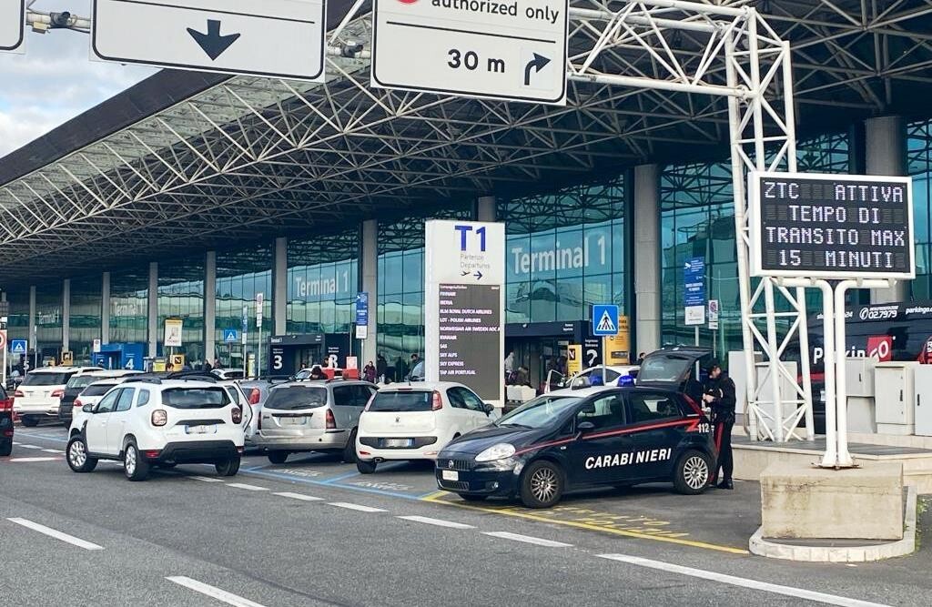 CP AEROPORTI - I controlli dei Carabinieri all'Aeroporto di Fiumicino t1